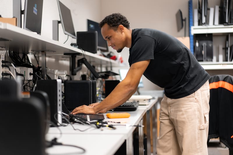 Junger Multimedia-Elektroniker bei der Arbeit