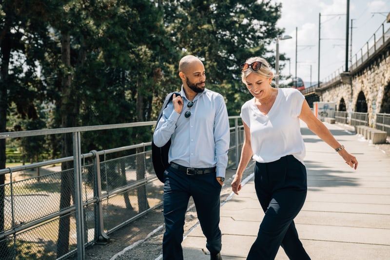 Migros Bank als Arbeitgeberin Frau und Mann gemeinsam unterwegs