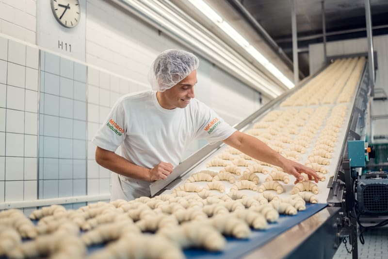 Mitarbeiter bei der Produktionsarbeit