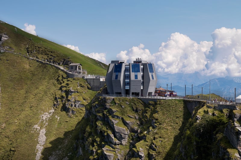 Edificio in pietra visto da lontano