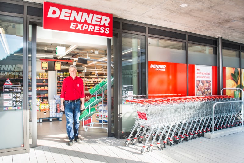 Ein Mitarbeiter läuft auf dem Denner Express