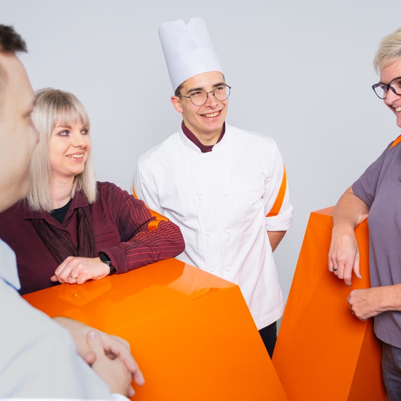 Team mit dem grossen orangen M