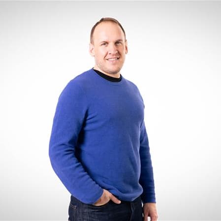 Mann in blauem Pullover