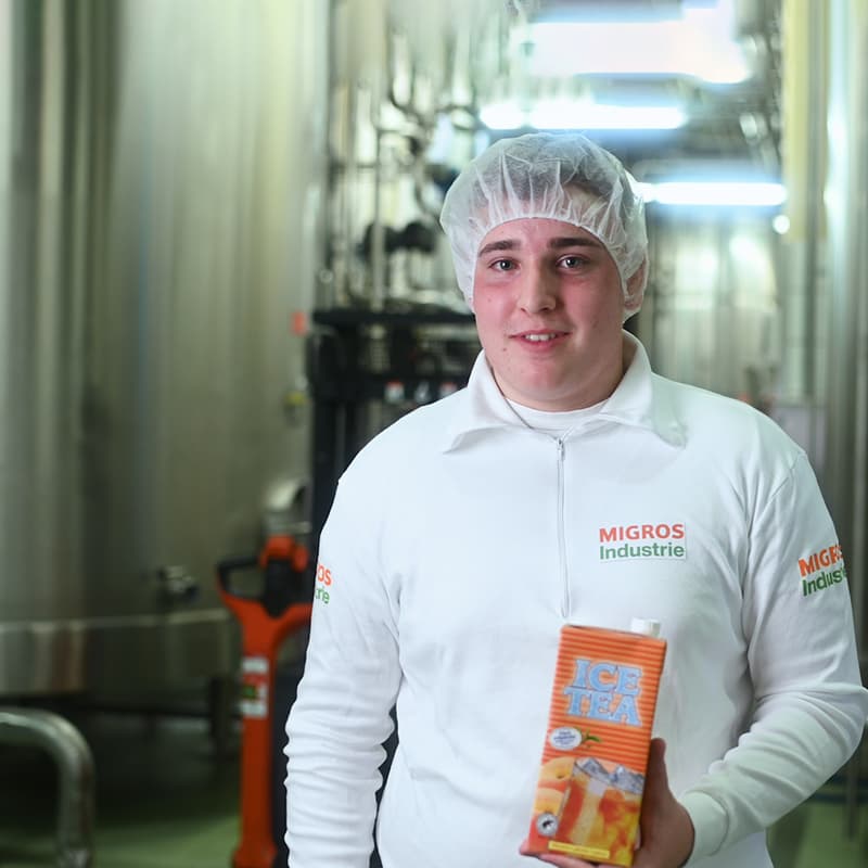 Lebensmitteltechnologe mit einem Migros Ice Tea