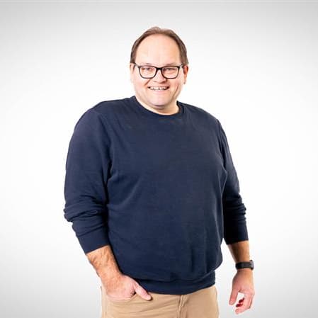 Mann in dunkelblauem Pullover