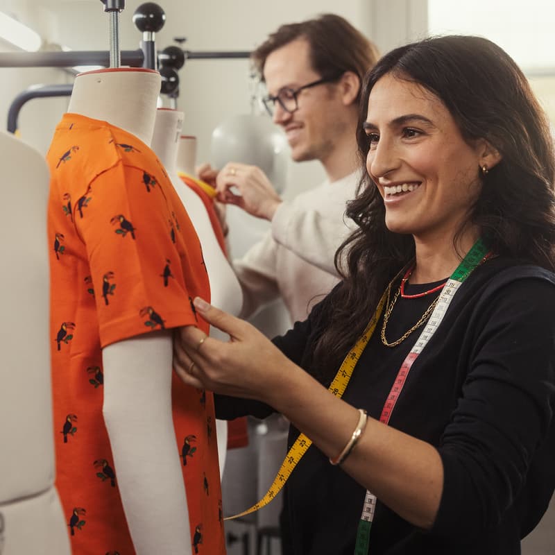 Zwei Personen beim Begutachten von T-Shirts