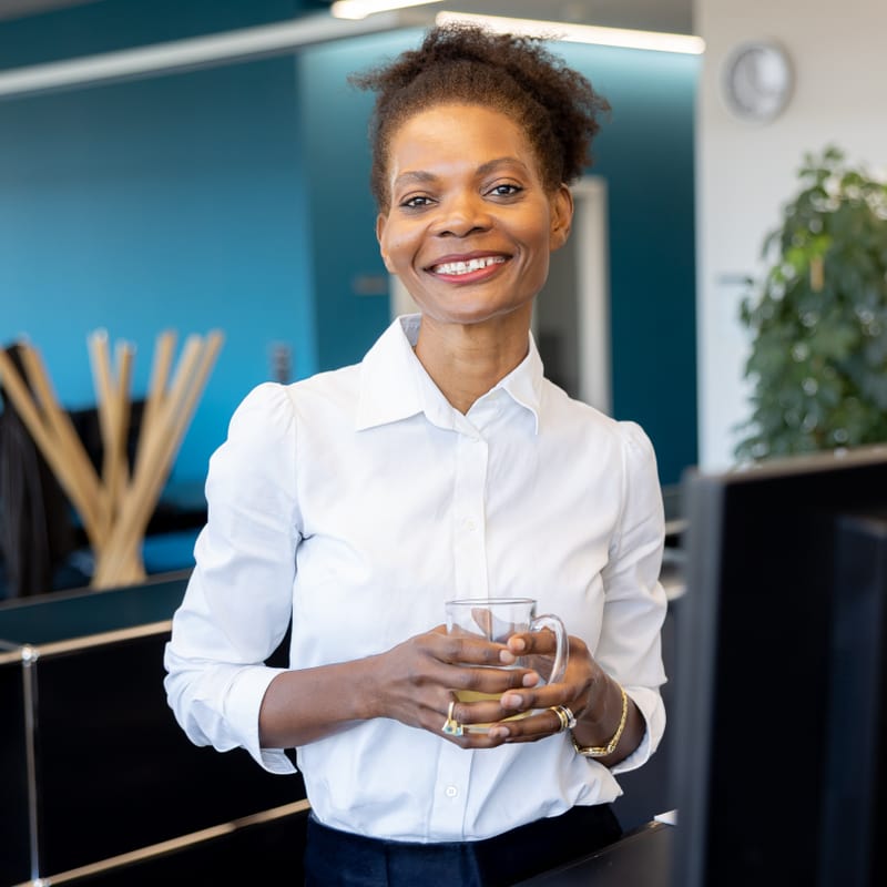 Marie-Solange Leuenberger im Büro am lächeln