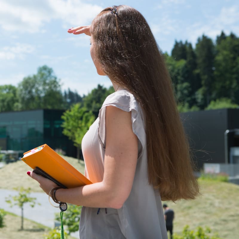 Junge Frau hält Ausschau