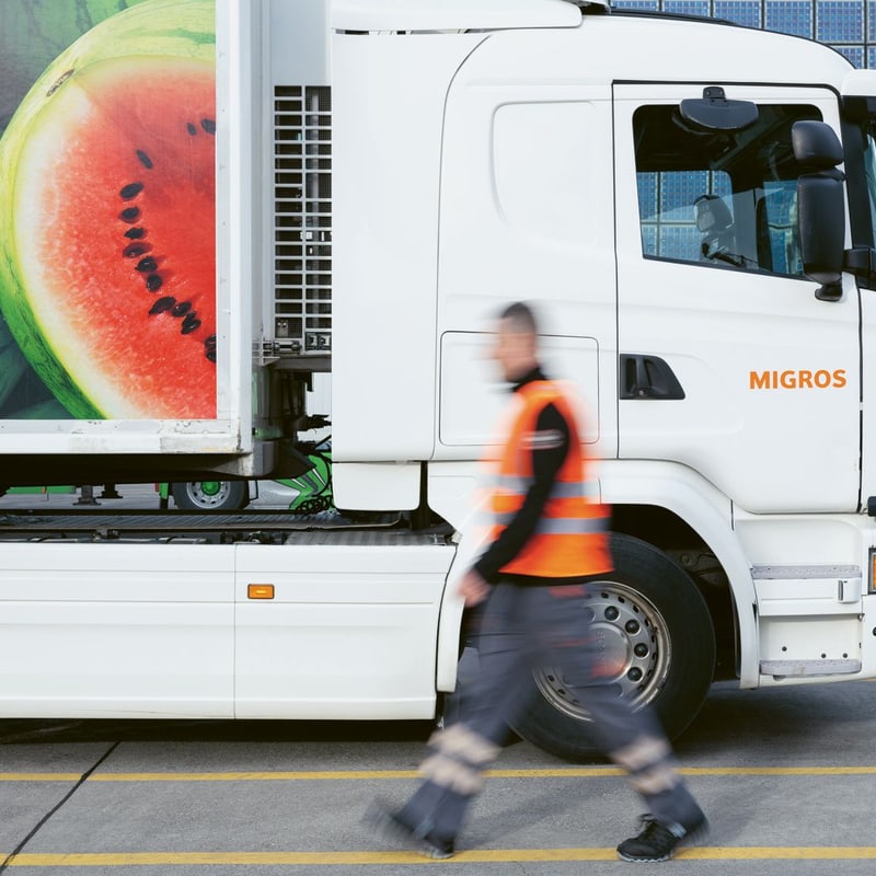 Mann läuft bei Lastwagen vorbei