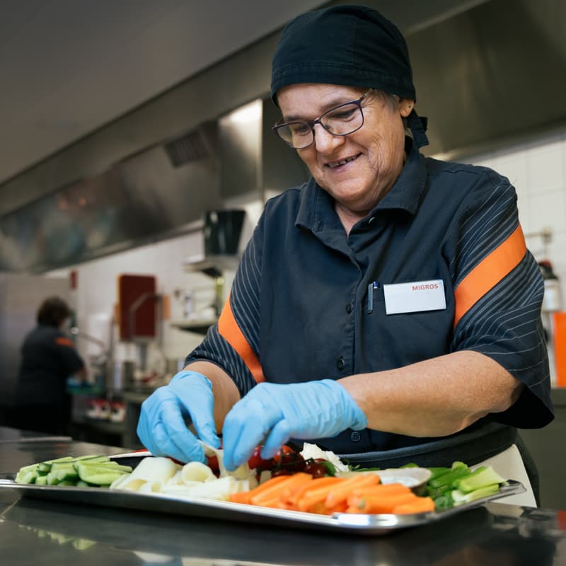 Frau ist essen am zubereiten