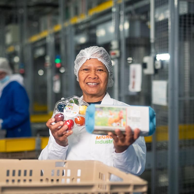 Mitarbeiterin mit Produkten in der Hand