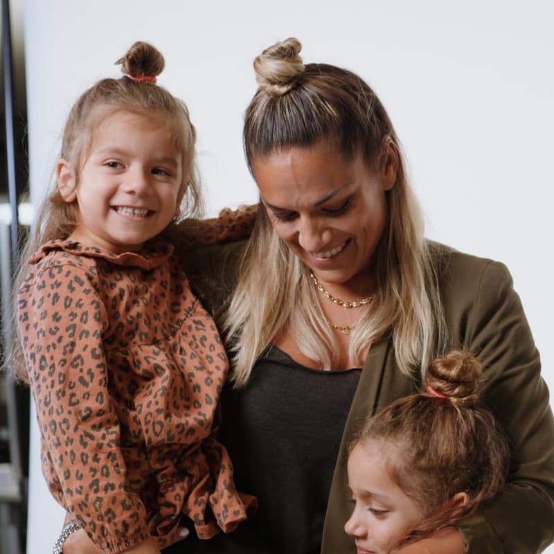 Frau mit zwei Kindern