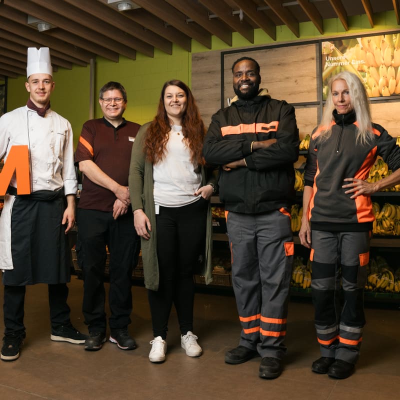 Team steht im Migros