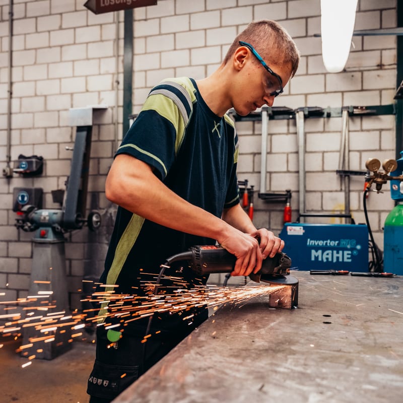 MVB_Edvin Cedic_ Lernender 3. Lehrjahr Produktionsmechaniker_2025