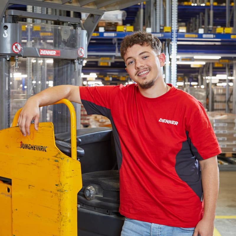Lernender in der Logistik mit dem Stapler