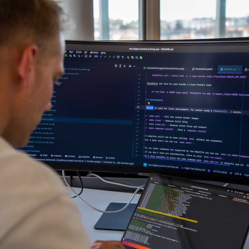 Mann am Bildschirm mit Codes