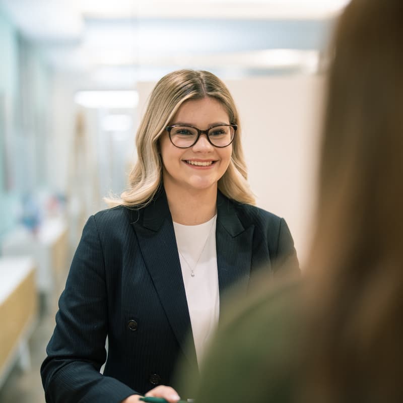Frau mit Brille