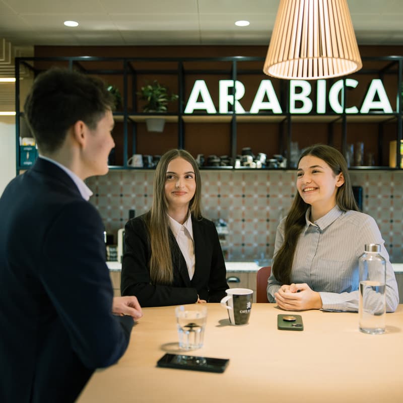 Drei Personen in der Kaffeepause