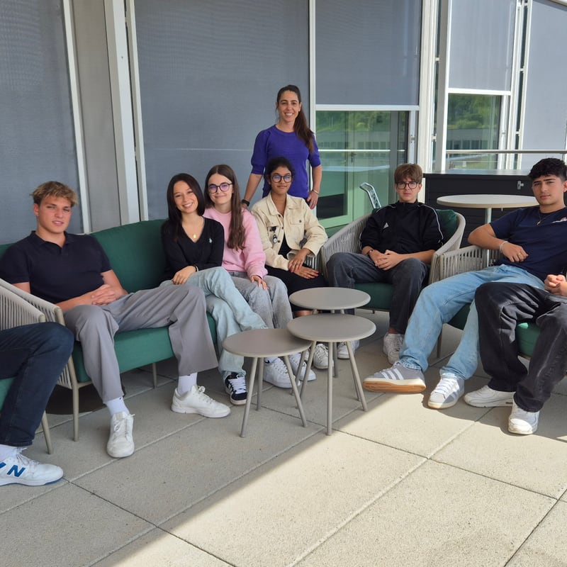Lernende Gruppenfoto Migrol auf dem Sofa