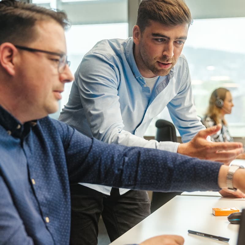 Zwei Personen besprechen ein Projekt am Bildschirm