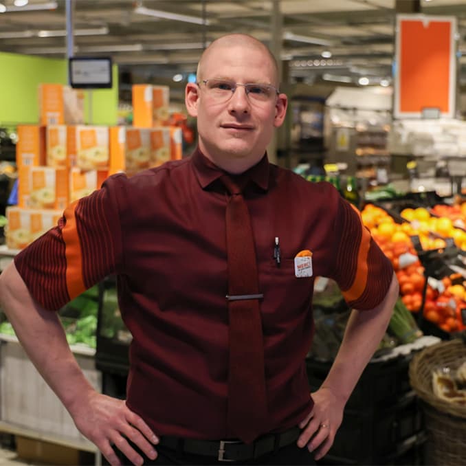 Michael Oberson dans son magasin de Colombier