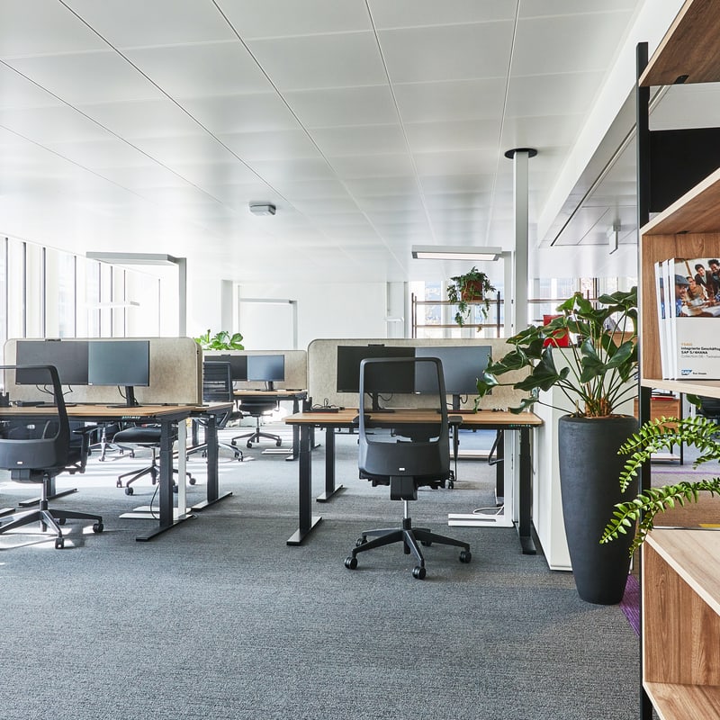 Büro mit Tische und Stühle, Arbeitsplätze