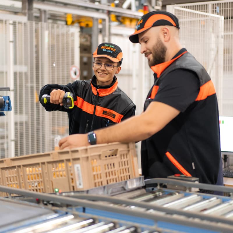 Junger Mann scannt Produkte auf Fliessband