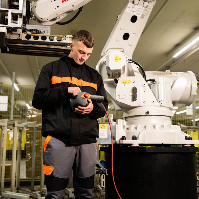 Mann steuert Maschine