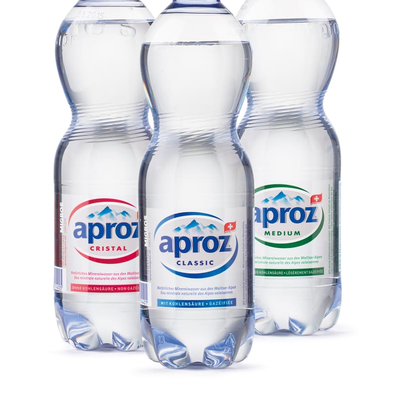 Tre bottiglie diverse di acqua minerale Aproz
