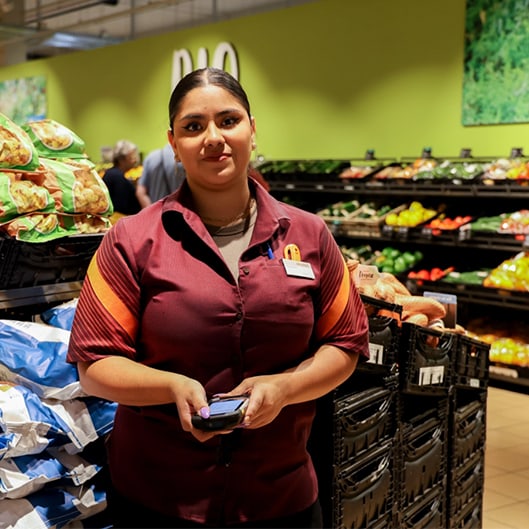 Alessandra Hormazabal devant son rayon des fruits et légumes à Marin Centre