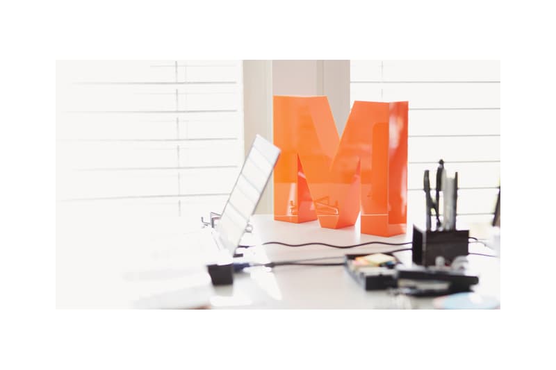 Oranges M auf Bürotisch