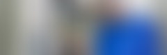 Mann schaut sich etwas an Schaltkasten an