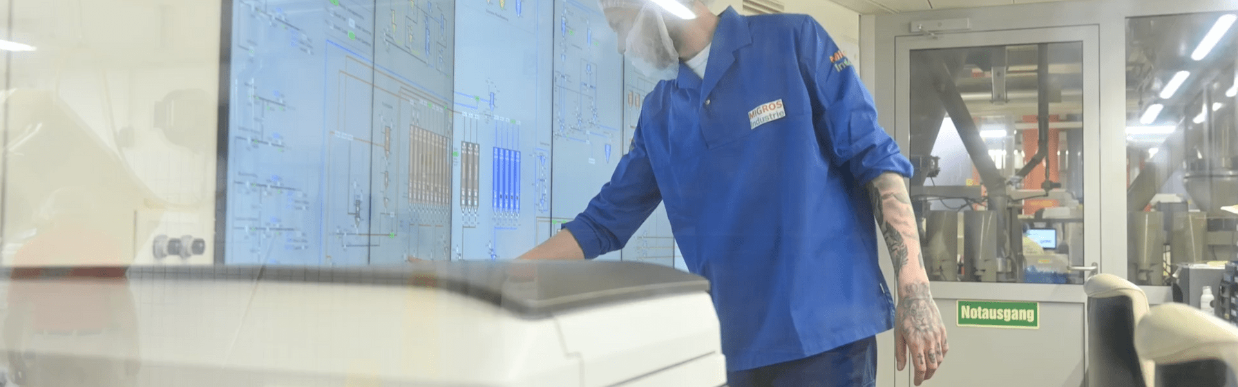 Migros Industrie Mitarbeitender bei der Produktion
