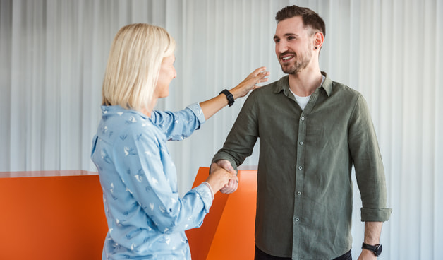 Mitarbeitende geben sich die Hand