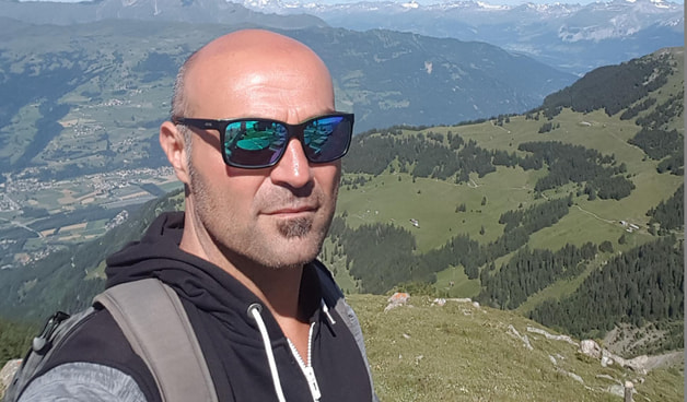 Homme à lunettes faisant un selfie