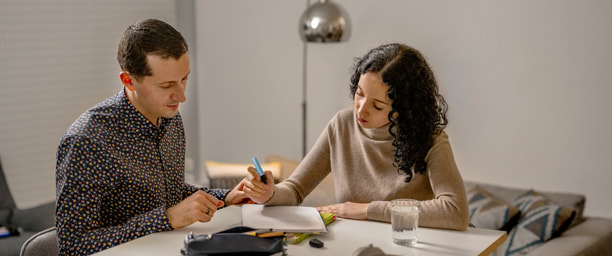 Vater lernt mit Tochter