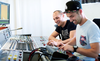 Due collaboratori al mixer