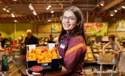 Lernende hält Früchtebox
