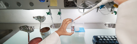 Hände halten eine Pipette