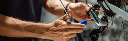 Un mécanicien de bicyclette serre une vis sur la bicyclette
