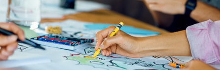 Mains coloriant avec des crayons de couleur