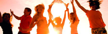 Jeunes dansant sur la plage