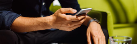 Hände halten ein Smartphone