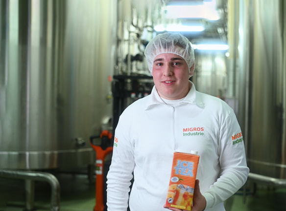 Lebensmitteltechnologe mit einem Migros Ice Tea
